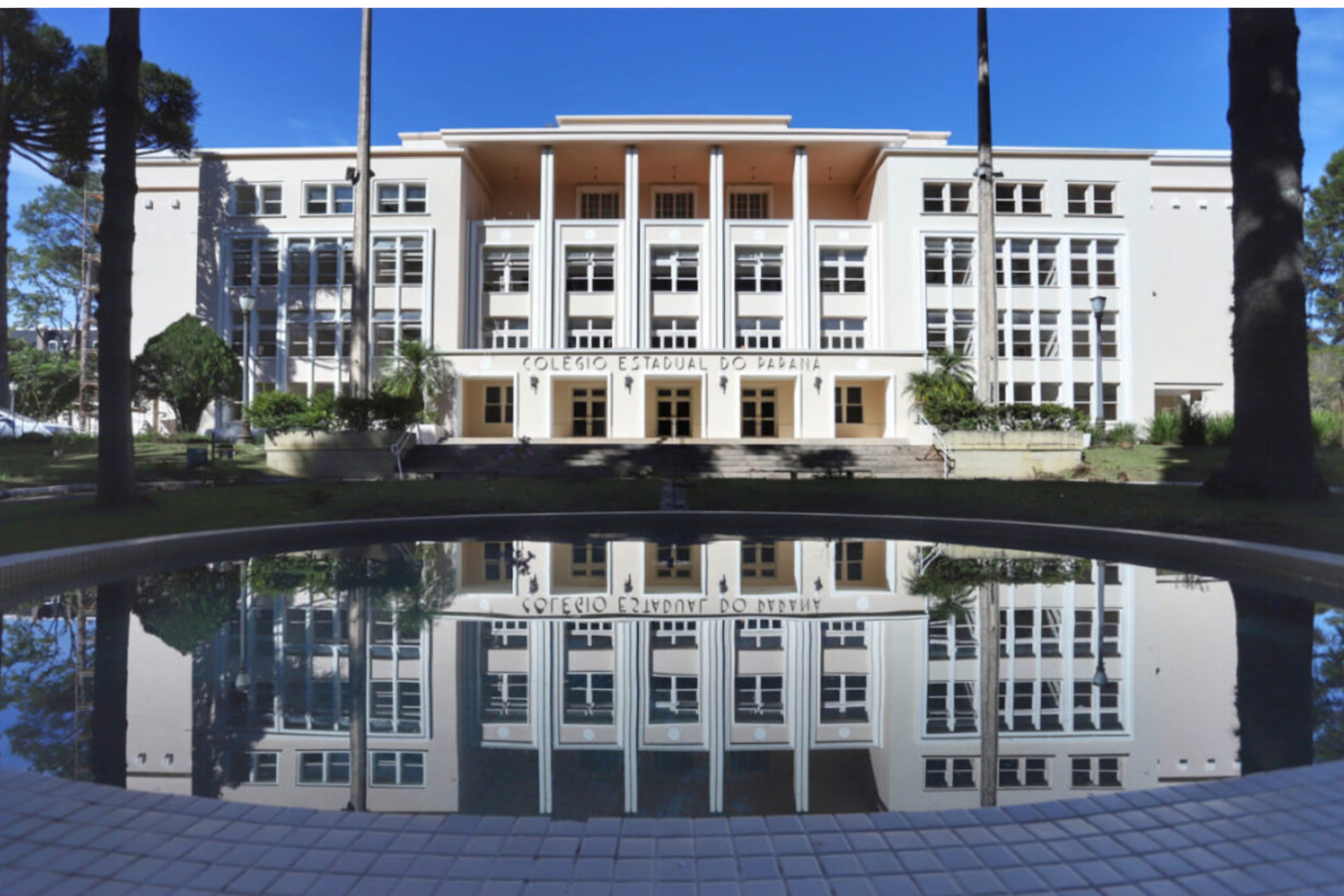 Fachada do Colégio Estadual do Paraná refletida no espelho d'água